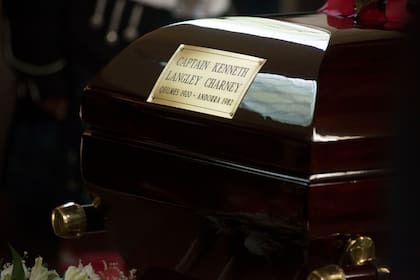 15 El coffin que guarda los restos del as Argentino y que fueron acompañados a su ultima morada por pilotos veteranos argentinos de la guerra de Malvinas.  (Fotografias de Cesar Carpo /Fabricio Di Dio y publico general).