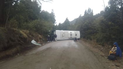Volcó un colectivo en Traful: trasladan los heridos graves a San Martín de los Andes y Bariloche, qué se sabe - Image 3