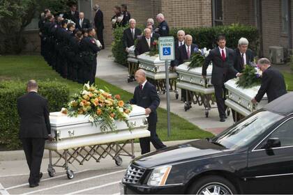 1500 personas asistieron a los funerales de los Stay