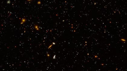 15/06/2022. Esta imagen, capturada por el Telescopio Espacial Hubble, muestra una región de unas 5000 galaxias ubicadas a miles de millones de años luz de distancia. Una nueva foto tomada por el telescopio espacial Hubble de un campo de galaxias difiere de las vistas anteriores en que ahora incluye observaciones realizadas en luz ultravioleta.  POLITICA INVESTIGACIÓN Y TECNOLOGÍA NASA/STSCI/HARRY TEPLITZ (CALTECH/IPAC)