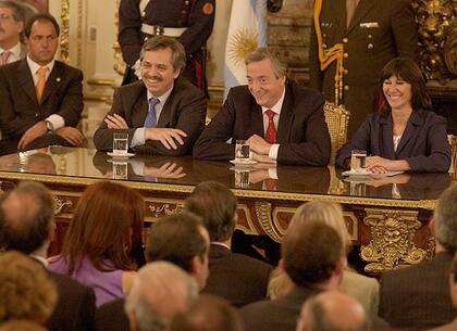Alberto Fernández acompañó a Néstor Kirchner y a Felisa Miceli durante el anuncio del pago de la deuda al FMI, el 15 de diciembre de 2005