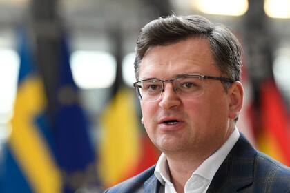 16 de mayo de 2022, Bélgica, Bruselas: El ministro de Asuntos Exteriores de Ucrania, Dmytro Kuleba, habla con la prensa a su llegada para asistir al Consejo de Asuntos Exteriores de la UE en el edificio del Consejo de la UE. Foto: -/Consejo de la UE/dpa-mag - 