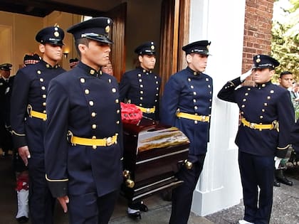 16 La Guardia Historica de la Fuerza Aerea Argentina y la Guardia Escocesa de Buenos Aires tuvieron a su cargo el transporte del Coffin en el funeral. (Fotografias de Cesar Carpo /Fabricio Di Dio y publico general).