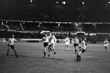 14) Libertadores de 1970: arranca la semifinal con River en el Monumental. Bilardo, Pachamé, Pagnanini y Malbernat rodean a Daniel Onega; fue el 7 de mayo