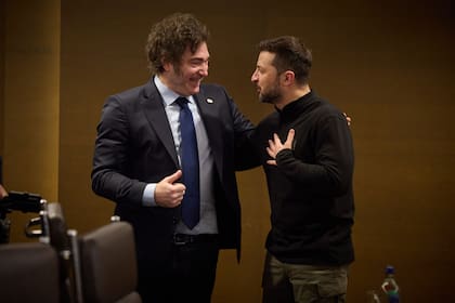 16/06/2024 Javier Milei y Volodimir Zelenski. El presidente ucraniano, Volodimir Zelenski, ha premiado a su homólogo argentino, Javier Milei, con la Orden de la Libertad cuando ambos estaban en Suiza para participar en la Cumbre por la Paz para Ucrania. POLITICA EUROPA UCRANIA PRESIDENCIA DE UCRANIA