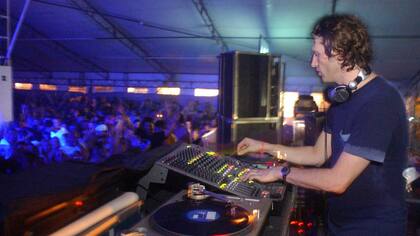 16.11.2002 Hernán Cattáneo, emblema de la escena