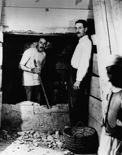 16t de febrero de 1923. Una de las dos imágenes que existen de Howard Carter y Lord Carnarvon juntos en la tumba de Tutankamón. Están parados en una entrada, entre la antecámara y la cámara ceremonial. Lord Carnarvon murió menos de dos meses después de tomarse esta foto (Photo by Hulton Archive/Getty Images)