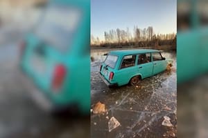 Esta joven rusa intentó cruzar un estanque helado con su coche pero quedó atrapada