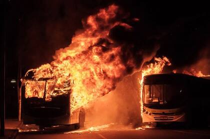 Manifestantes les prendieron fuego a unos autobuses en Río de Janeiro en abril durante una huelga sindical —la primera que ocurre en Brasil en dos décadas— en protesta al llamado del presidente para realizar reformas de austeridad