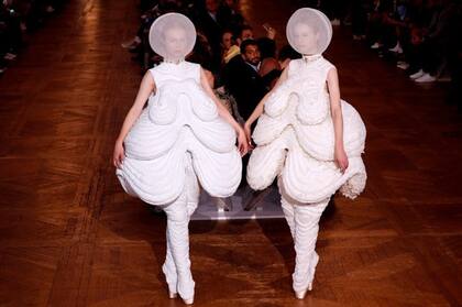 Model­os muest­ran ropa femen­ina de Thom Brown­e duran­te la Seman­a de la Moda de París en octub­re. Recie­nteme­nte Franc­ia aprob­ó leyes que prohí­ben que traba­jen como model­os las mujer­es demas­iado delga­das