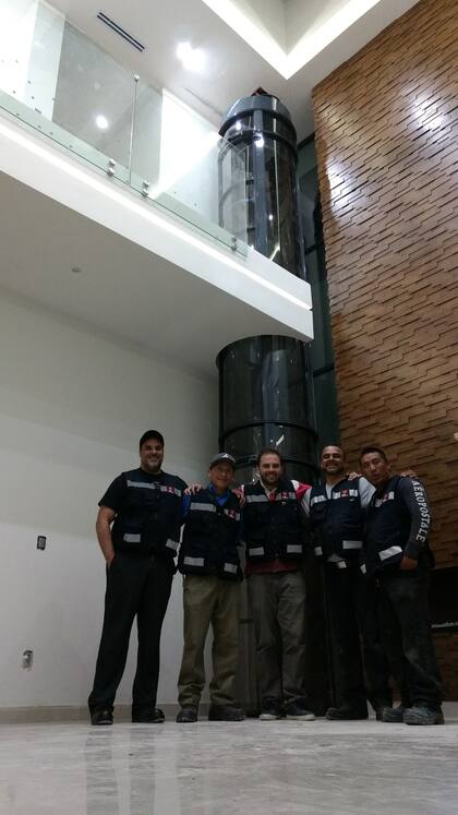 17 de abril, el día en que instaló el primer elevador.