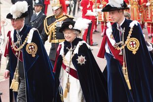 17 de junio de 2013. Pasado, presente y futuro de la monarquía británica. El entonces príncipe Carlos, la reina Isabel II y el príncipe William concurren al servicio religioso por la Orden de la Jarretera en la capilla de St. George, en Windsor. 