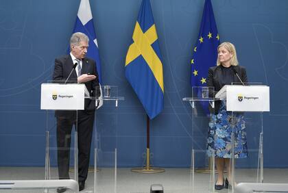17 de mayo de 2022, Suecia, Estocolmo: La primera ministra sueca, Magdalena Andersson y el presidente finlandés, Sauli Niinisto, asisten a una rueda de prensa conjunta.