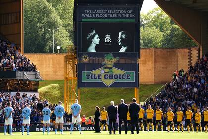 Los jugadores de ambos equipos, en el homenaje previo al comienzo del partido