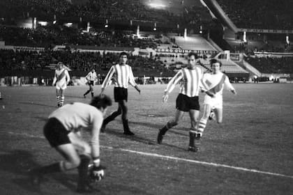 15) Néstor Errea se queda con la pelota ante la mirada de Spadaro y Bilardo en el partido de Ida; Estudiantes ganó por 1 a 0 con un gol de Verón
