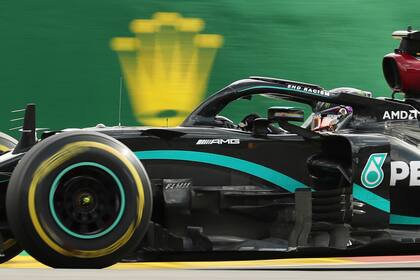 Lewis Hamilton de Mercedes en acción.
