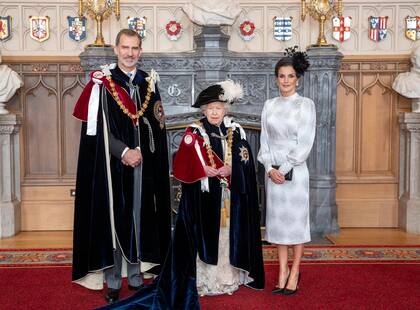 17/06/2019 (I-D) El Rey Felipe VI, la Reina Isabel II de Inglaterra y la Reina Letizia en una foto posterior a la ceremonia de investidura de Don Felipe como Caballero de la Muy Noble Orden de la Jarretera, la mxima distincin que concede la monarqua britnica. POLITICA Casa Real