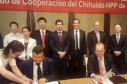 17/5/2017 - Un primer intento con China: En la gira de Macri, representantes de Helport y de la firma china Yellow River Engineering firmaron el acuerdo; luego se diluyó