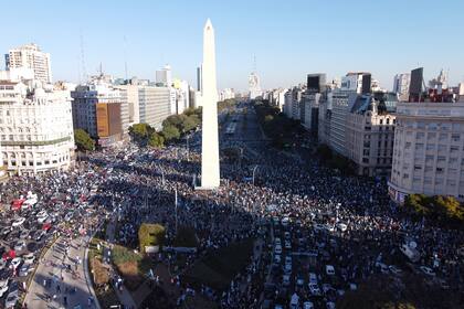 17A: La manifestación en el Obelisco desde el drone de LA NACION