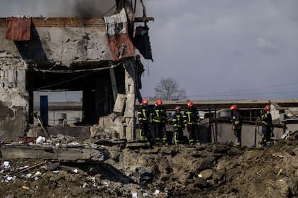 18 de abril de 2022, Ucrania, Lviv: Los bomberos revisan un edificio destruido que ha sido blanco de un ataque de misiles rusos.