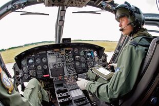 18 de junio de 2009. El príncipe pilotea un helicóptero Griffin en la escuela de vuelo de la Royal Air Force Shawbury.