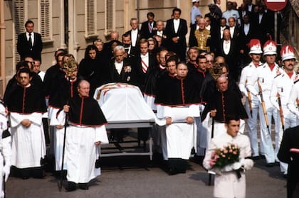 18 de septiembre de 1982. El príncipe Rainiero encabeza el cortejo que acompaña el funeral de su mujer, la princesa Grace Kelly, en la Catedral de Mónaco.
