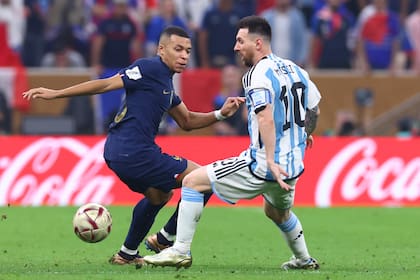 Lionel Messi de Argentina controla la pelota frente a Kylian Mbappe de Francia