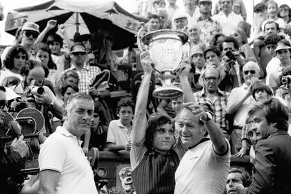 18) Interminable: Vilas otra vez con el trofeo de campeón en la Argentina (1976).