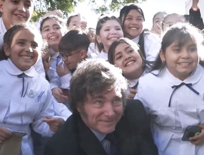 18/08/2024 El presidente argentino, Javier Milei, junto a varios niños y niñas. La Casa Rosada, sede de la Presidencia argentina, ha celebrado el Día del Niño que se celebra en Argentina este 18 de agosto alertando en un mensaje contra la "ideología de género" que "atenta contra la integridad de los niños". POLITICA SUDAMÉRICA ARGENTINA PRESIDENCIA DE ARGENTINA