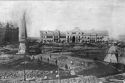 1894, Plaza de Mayo en plena construcción