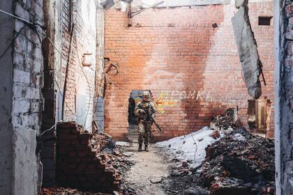 19-02-2022 Un soldado, del ejército ucraniano, camina por las ruinas de una antigua fábrica en la línea del frente, a 19 de febrero de 2022, en Avdiivka, Oblast de Donetsk (Ucrania). POLITICA Diego Herrera - Europa Press