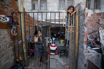 19 de enero, 2018 – Eleanora Vallejos mira con atención a su hijo menor, asegurándose que no se lastime.