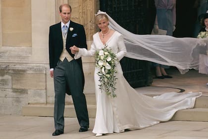 19 de junio de 1999: convertidos en marido y mujer, Eduardo y Sofía dejan la capilla de St. George‘s, ubicada en el castillo de Windsor. Forman uno de los matrimonios más estables de la familia real británica.