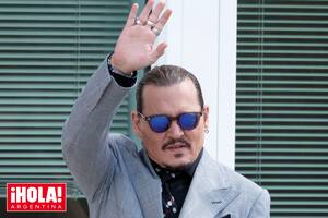 19 de mayo. El actor saluda a sus fans al salir del juzgado de Fairfax, Virginia.