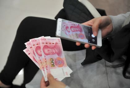 La economía china tambalea y la población se ajusta para adaptarse a la nueva realidad 12 19/01/2016 Billetes de yuanes chinos. ECONOMIA CHINA ASIA CHINA STRINGER NETWORK / REUT