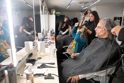 19.05 hs - Charla de peluquería: Furriel, Ingrid Pelicori y María Figueras, en el sector de peinado y maquillaje. "Voy a contar algo lindo", dice Figueras, y arranca con el racconto de elogios que recibió de un comerciante de su barrio sobre la obra. Todos lo celebran. "¿Saben quién viene hoy?", agrega el protagonista, con tono casual. "¡Porta!" (por el actor Portaluppi)