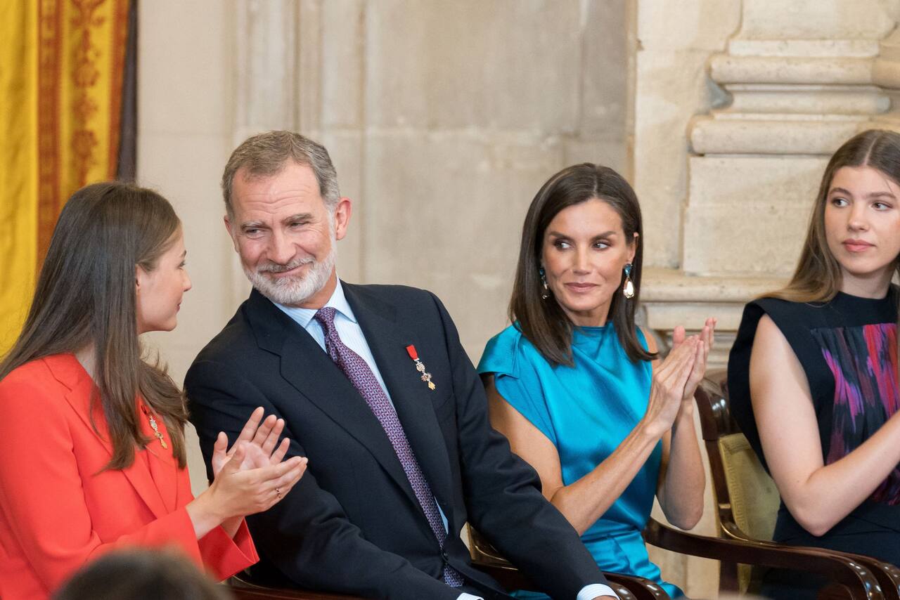 VÍDEO:La Princesa Leonor y la Infanta Sofía sorprenden a Felipe VI con brindis agradeciendo su ejemplo estos diez años - LA NACION
