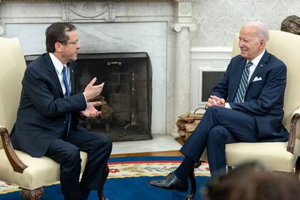 19/07/2023 El presidente de Estados Unidos, Joe Biden (derecha), y su homólogo israelí, Isaac Herzog (izquierda). El presidente de Estados Unidos, Joe Biden, ha reiterado este martes ante el presidente de Israel, Isaac Herzog, su apoyo a la solución de dos estados para el conflicto palestino-israelí.