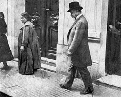 1912: El general Julio A. Roca (ex presidente de la Nación) se dirige a los comicios a votar y lo hace con un atuendo adecuado a la solemnidad de las circunstancias