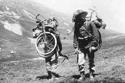 En 1917, la infantería ligera italiana empleó bicicletas plegables para sus tropas durante la Primera Guerra Mundial