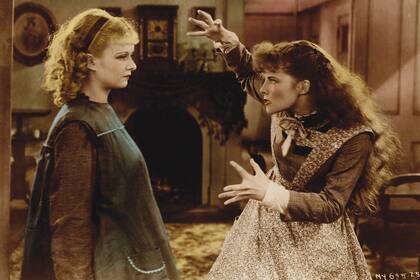 1933. Protagonizada por Katharine Hepburn, fue la primera versión hablada de Mujercitas; las dos anteriores habían sido mudas