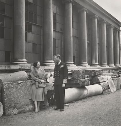 1940. El rey Jorge VI y la reina Isabel, inmortalizados por Cecil Beaton, inspeccionan los daños de las bombas en el Palacio de Buckingham. Esta foto se usó para proyectar una sensación de estabilidad durante la Segunda Guerra Mundial.