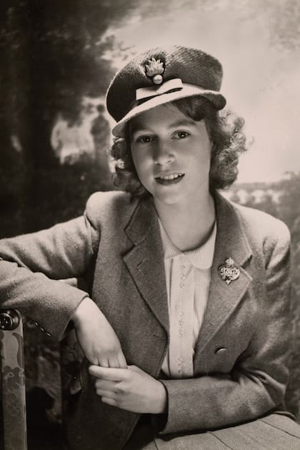 1942. La entonces princesa Isabel fotografiada por Cecil Beaton, encargado de retratar a la familia real durante cuatro décadas.
