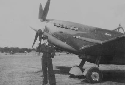 1944, base de RAF Ford. El as argentino Kenneth Charney junto a su Spitfire Mk IX bautizado "Jean VI" en recuerdo de su novia rosarina, que lo acompaño durante los dias de la guerra. (Archivo Claudio Meunier).