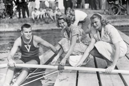 1948. Grace y sus hermanos Elizabeth y
John Jr. en la Henley Royal Regatta. Derecha: la
princesa de Mónaco y su hermano en la misma
regata, pero en 1965.