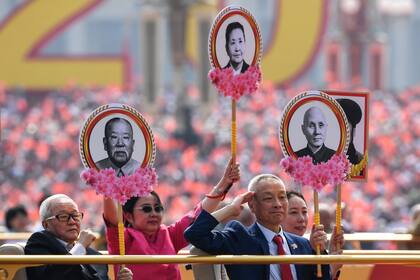 La celebración se hizo bajo la mirada de Xi y de otros dirigentes del partido desde una tribuna en la plaza de Tiananmen.
