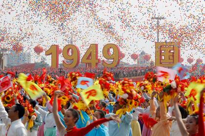 Millones de globos fueron lanzados al aires durante la celebración.