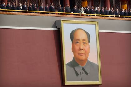 Los líderes chinos, incluido el presidente, se pararon en la puerta de Tiananmen sobre el gran retrato de Mao Zedong.