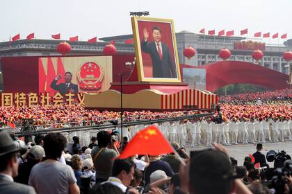 Una gigantesca imagen de Xi Jinping se mostró por las calles.