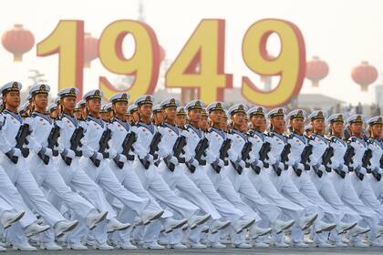 Los soldados del Ejercito Nacional de Liberación también participaron del desfile.